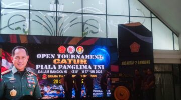 Potret Humanis TNI: Jenderal Adu Catur dengan Ojol dan Warga di HUT ke-81 TNI Bandung